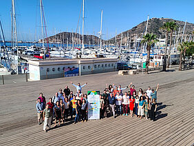 Un groupe de personnes sur un port.