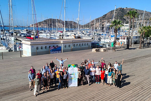 Un groupe de personnes sur un port.