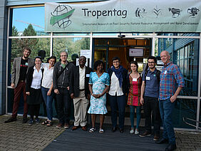 A group of people infront of the Tropentag banner