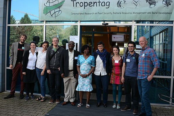 A group of people infront of the Tropentag banner