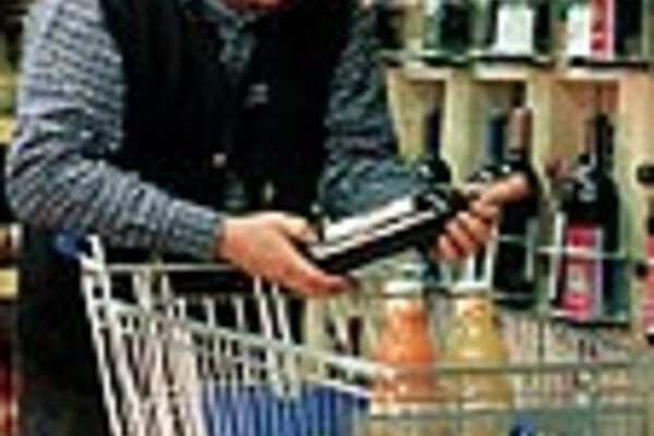 Kunde beim Weinkauf