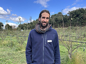 Portrait eines Mannes in einer Agroforstanlage.