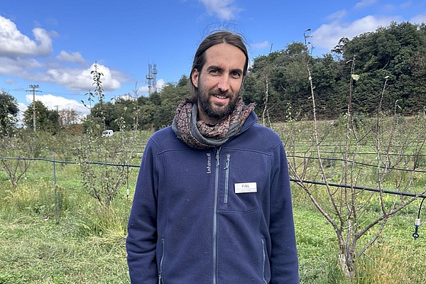 Portrait eines Mannes in einer Agroforstanlage.