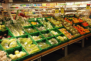 Gemüseauslage in einem Supermarkt