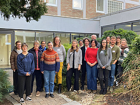 Gruppenbild mit Männern und Frauen.