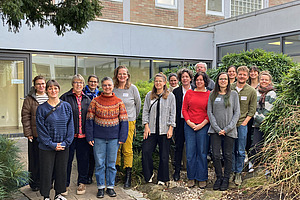 Gruppenbild mit Männern und Frauen.