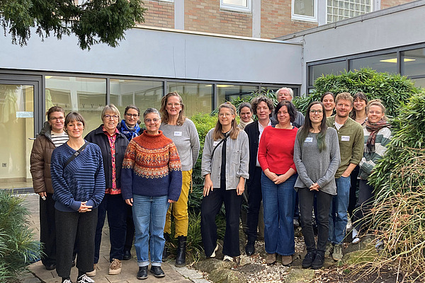 Gruppenbild mit Männern und Frauen.