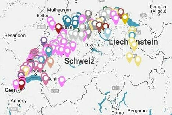 Landkarte mit vielen bunten Markierungen.