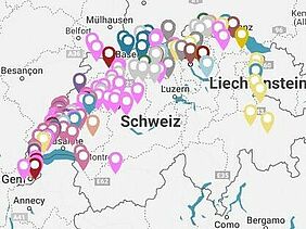 Landkarte mit vielen bunten Markierungen.