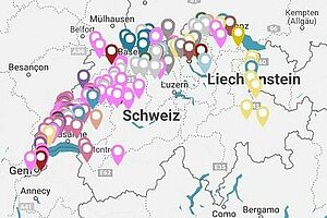 Landkarte mit vielen bunten Markierungen.