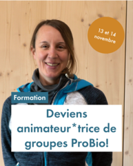 Eine Frau schaut freundlich in die Kamera. Sie ist um die 30 und hat lange braune Haare und einen Arbeitspullover. Text "Formation: Deviens animateur*trice de groupes d'échange ProBio. 13 et 14 novembre"