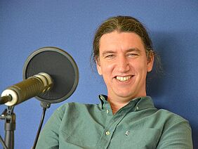 Christian Schader hinter dem Mikrofon