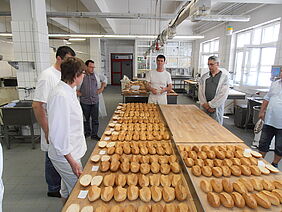 Seminarteilnehmer bei der Bewertung gebackener Brötchen