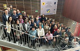 Eine Gruppe von Menschen auf einer Treppe.