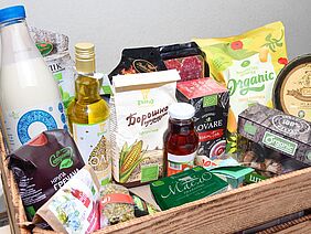 Eine Kiste mit verschiedenen Biolebensmitteln.