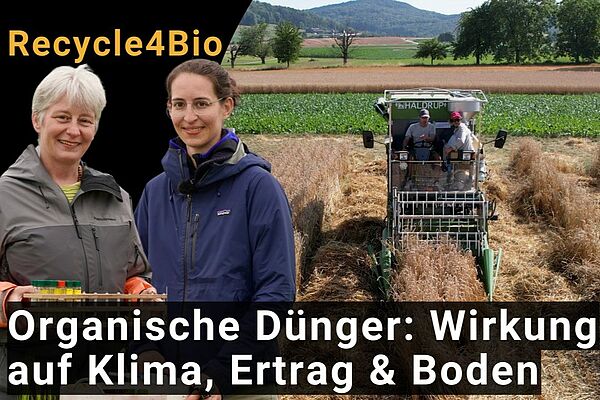 Zwei Frauen im Vordergrund, ein Mähdrescher im Hintergrund.
