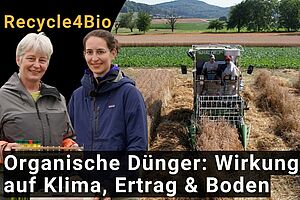 Zwei Frauen im Vordergrund, ein Mähdrescher im Hintergrund.
