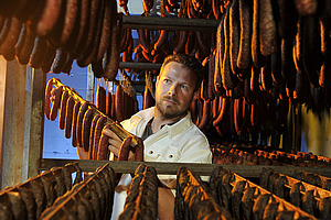 Metzger in der Räucherkammer.