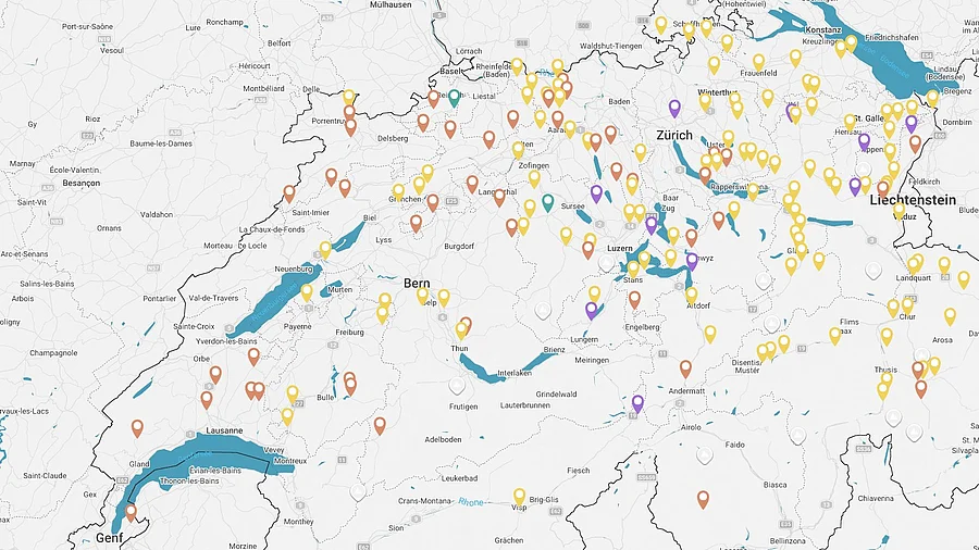 Landkarte mit markierten Stellen in verschiedenen Farben. 