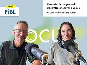 Ein Mann und eine Frau an Podcast-Mikrofonen.