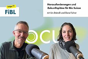Ein Mann und eine Frau an Podcast-Mikrofonen.
