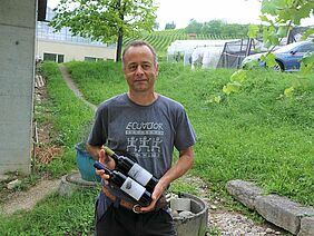 Andreas Tuchschmid, maître de chai, avec les vins lauréats 