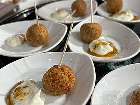 Bällchen aus Ackerbohnen und Erbsen.