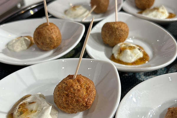 Bällchen aus Ackerbohnen und Erbsen.