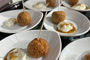 Bällchen aus Ackerbohnen und Erbsen.