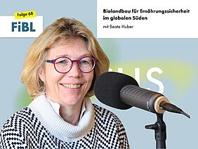 Eine Frau an einem Podcast-Mikrofon.