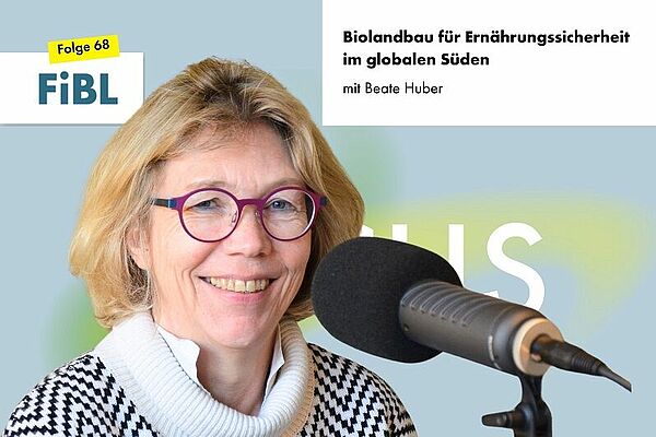 Eine Frau an einem Podcast-Mikrofon.