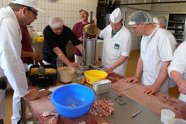 Metzger beim Abdrehen von Wurst