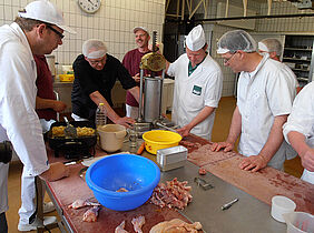 Metzger beim Abdrehen von Wurst