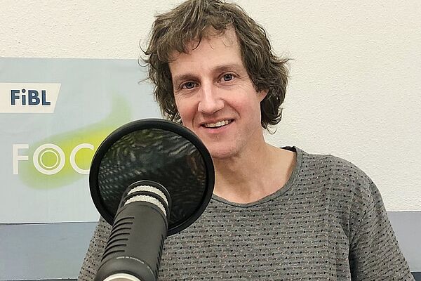 Adrian Müller hinter dem Podcast-Mikrofon