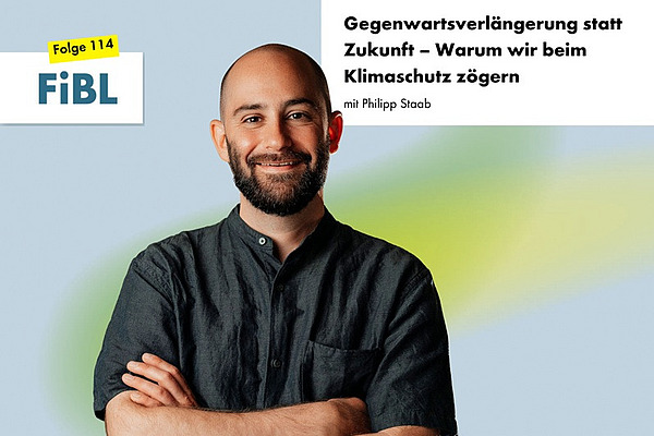 Ein Mann mit verschränkten Armen.