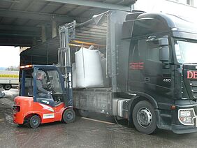 Swiss importer unloading oats