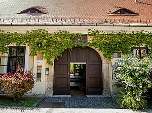 Bâtiment historique avec porte d’entrée au premier plan.