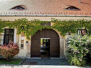 Edificio storico con porta d’ingresso in primo piano.