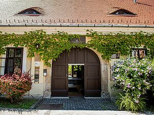 Historisches Gebäude mit Eingangstür im Fokus.