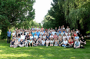 Gruppenfoto auf einer Wiese, im Hintergrund Bäume.