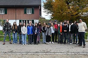 Gruppenfoto einer Schulklasse auf dem FiBL Areal.