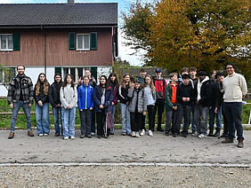 Gruppenfoto einer Schulklasse auf dem FiBL Areal.
