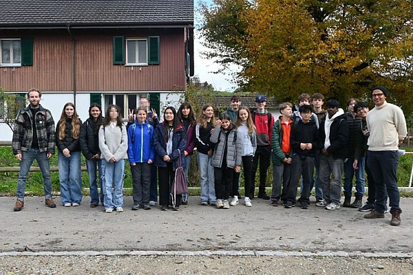 Gruppenfoto einer Schulklasse auf dem FiBL Areal.