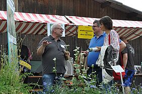 [Translate to Französisch:] Henryk Luka erklärt die funktionelle Agrobiodiversität.