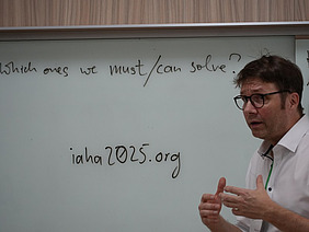 Ein Mann vor einem Whiteboard.