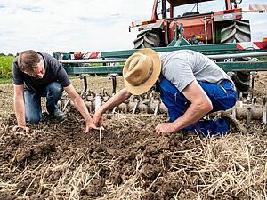 Hansueli Dierauer und Landwirt Daniel Böhler messen die reduzierte Bodenbearbeitung.
