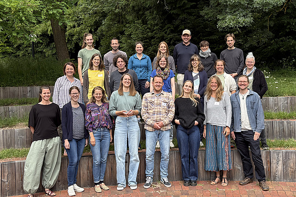 Gruppe von Männern und Frauen im Freien.